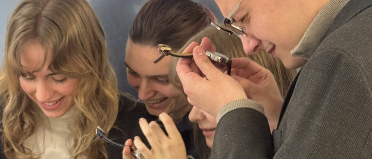 Mehrere Schüler sehen sich Armbanduhren an.